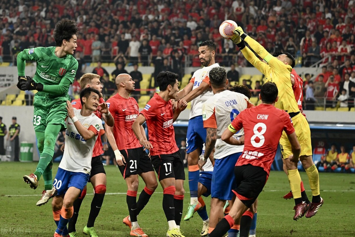 包含热闹不停：足球赛场连战连胜引发狂欢的词条