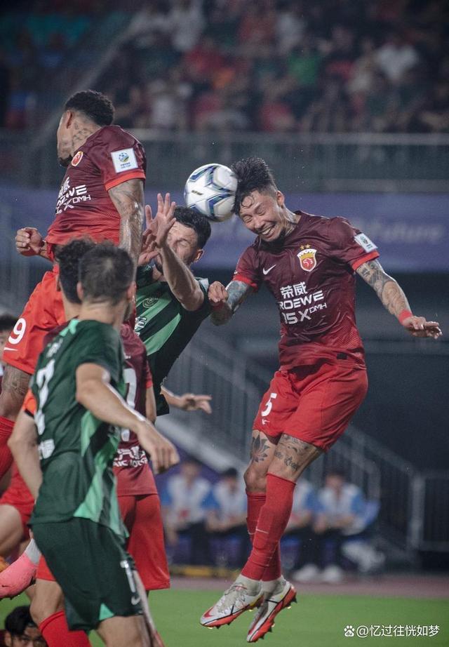 风起云涌的球场上，对决加剧激情迸发(风起云涌鑫字开的动物)