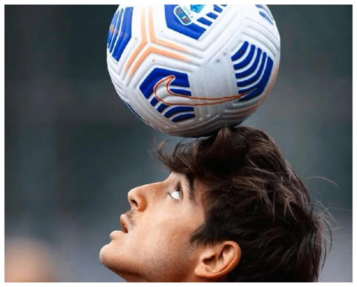 维拉尔团队向球员颁奖，感谢其在比赛中的出色表现的简单介绍